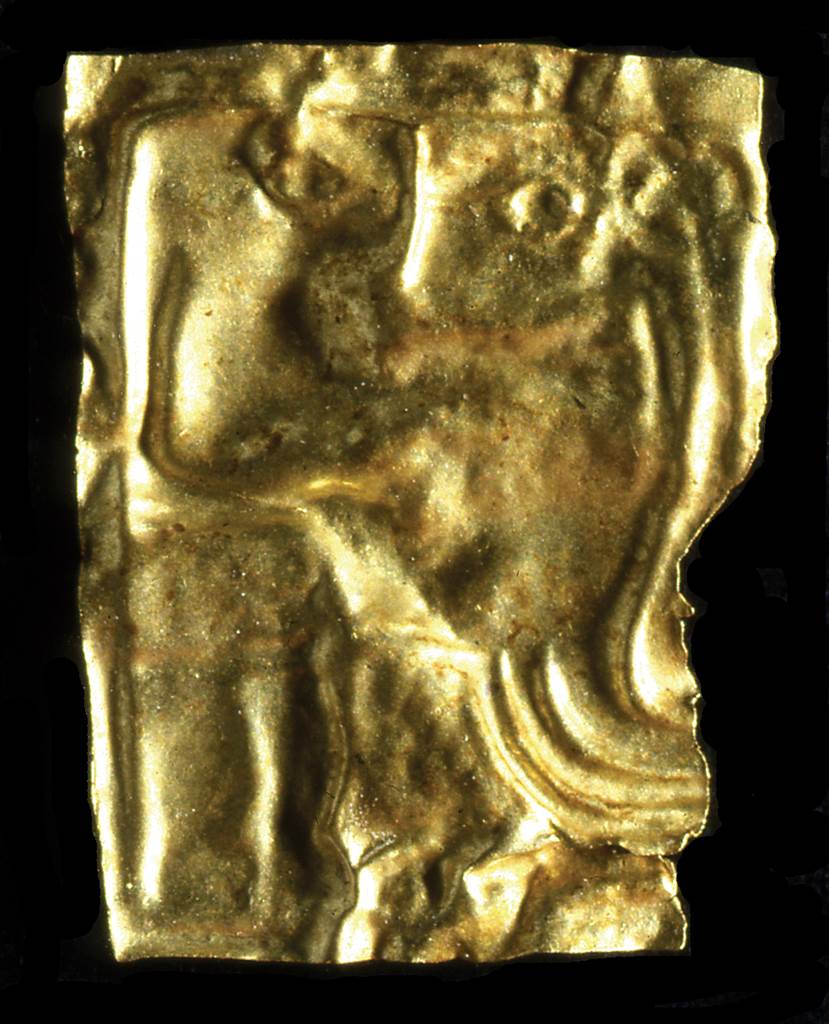 Denna s.k. guldgubbe (stor som en tumnagel) från omkr 700 e Kr grävdes fram 2002. Foto: Jönköpings läns museum